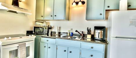 Kühlschrank, Mikrowelle, Ofen, Herdplatte