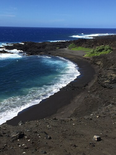 Fun Family Private Retreat with lighted Sports Court and Pool