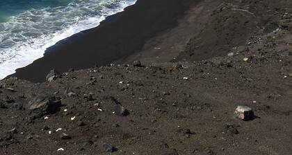 Fun Family Private Retreat with lighted Sports Court and Pool