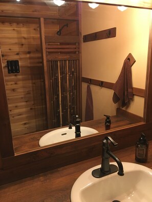 Duschwanne, Haartrockner, Handtücher, Seife