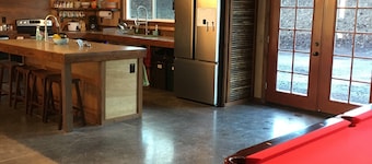 Fun Family Private Retreat with lighted Sports Court and Pool