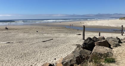 Creekside Beach House Getaway-- 3 blocks from beach!
