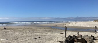 Creekside Beach House Getaway-- 3 blocks from beach!