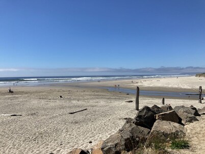 Creekside Beach House Getaway-- 3 blocks from beach!