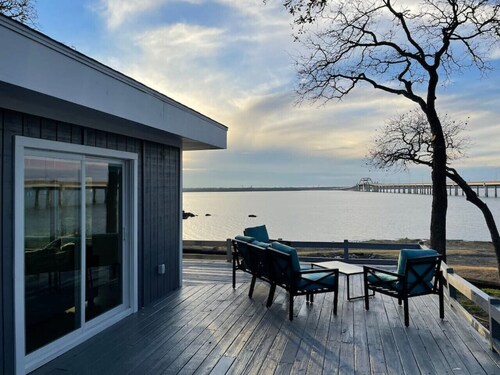 Rare Modern Beachfront Lake House on Lewisville Lake with Hot Tub, Deck & BEACH