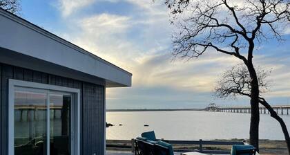 Rare Modern Beachfront Lake House on Lewisville Lake with Hot Tub, Deck & BEACH