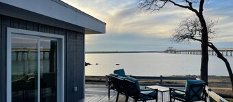 Rare Modern Beachfront Lake House on Lewisville Lake with Hot Tub, Deck & BEACH