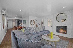 Smart TV - Rare Modern Beachfront Lake House on Lewisville Lake with Hot Tub, Deck & BEACH (Little Elm)