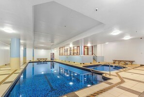 Indoor pool, a heated pool - Contemporary, spacious and modern furnished apartment in the heart of the city (Sydney)