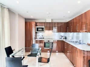 Fridge, oven, dishwasher, cookware/dishes/utensils