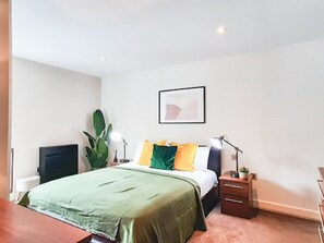 2 bedrooms, desk, Internet