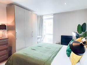 2 slaapkamers, een bureau, internet