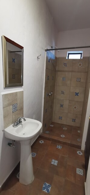 Dusj, håndklær, såpe og toalettpapir