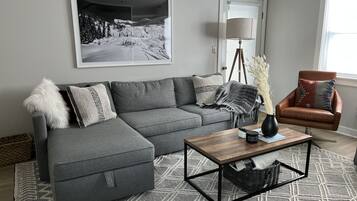 Smart-tv, eldstad och böcker