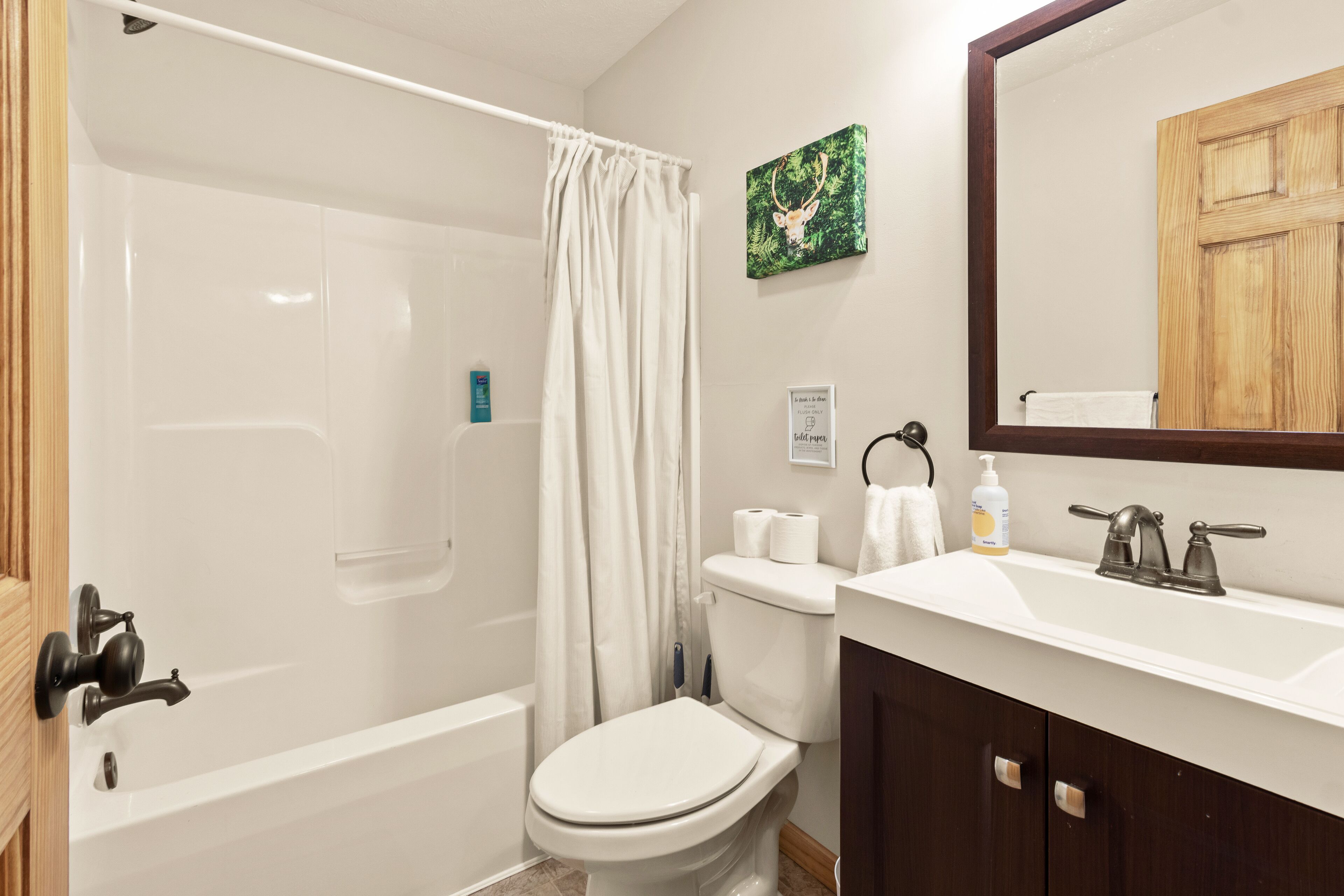 Un bagno con vasca, water e lavandino.