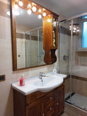 Combined shower/tub, hair dryer, towels - Apartamento Termini Coliseo (Roma)