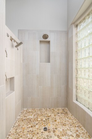 Bathtub, hair dryer, towels, soap - Lake View Tropical Oasis -  Pool & Spa- RV Parking -AMAZING! (Lake Havasu City)