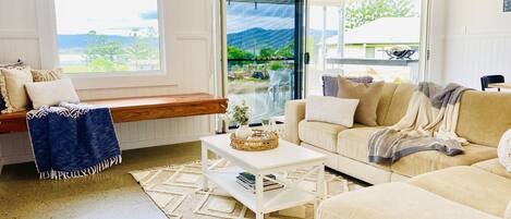 TV connectée, cheminée, chaîne hi-fi