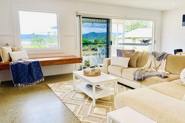 Smart TV, chimenea y estéreo