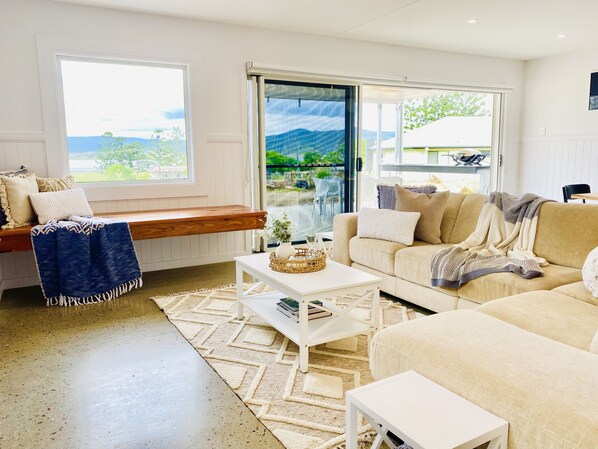 TV connectée, cheminée, chaîne hi-fi