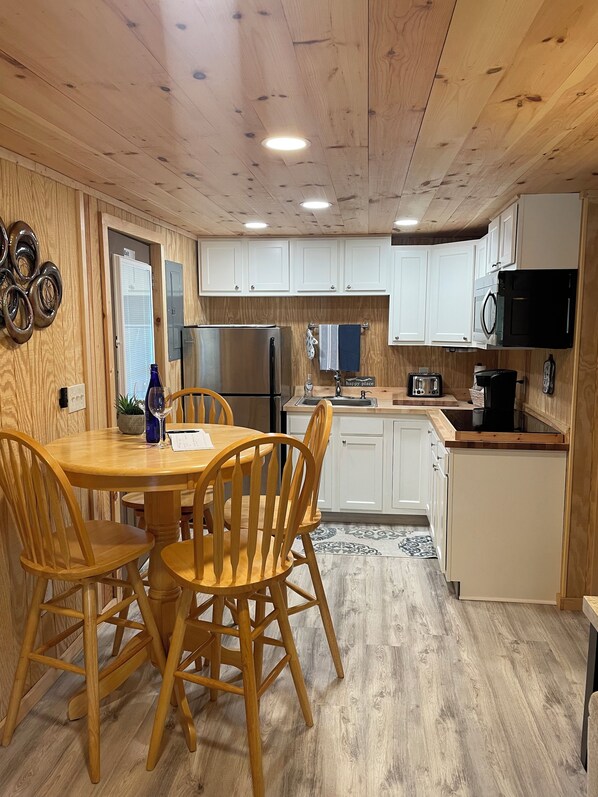 Kühlschrank, Mikrowelle, Herdplatte, Wasserkocher mit Kaffee-/Teezubehör