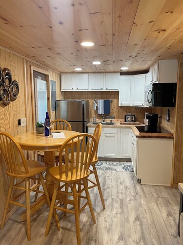 Cottage in the heart of Bolton, Lake George