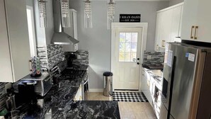 Coffee/tea maker, fridge, microwave, oven - 3BR NYC-bound Apt, Sleeps 8, Parking (Jersey City)
