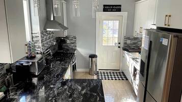 Refrigerador, microondas, horno y parrilla de estufa