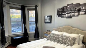 3 bedrooms, iron/ironing board, travel cot, free WiFi - 3BR NYC-bound Apt, Sleeps 8, Parking (Jersey City)