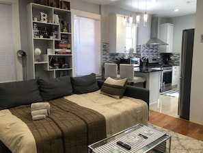 3 bedrooms, iron/ironing board, travel cot, free WiFi - 3BR NYC-bound Apt, Sleeps 8, Parking (Jersey City)