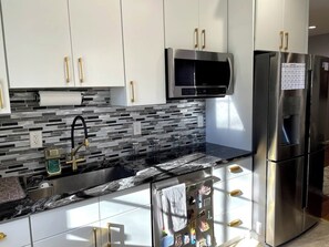 Jääkaappi, mikroaaltouuni, uuni, liesi