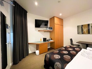 1 bedroom, free WiFi, bed sheets - Ex hotel ensuite room at gouger st 431 (Adelaide)