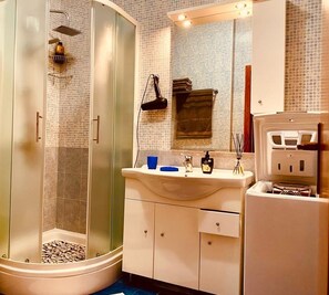 Duschwanne, kostenlose Toilettenartikel, Haartrockner, Bademäntel