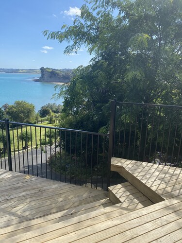 Superb Clifftop Flat with views back to Auckland