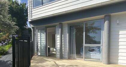 Superb Clifftop Flat with views back to Auckland