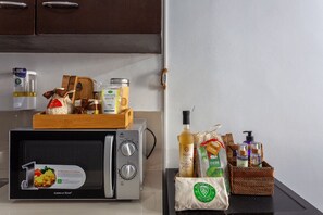 Suite estudio exclusiva | Cocina privada | Frigorífico, microondas, placa de cocina y arrocera