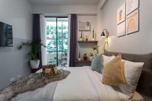 Down comforters, memory foam beds, individually decorated - Buenbyahe Rooms  F Residences near Edsa (Mandaluyong)