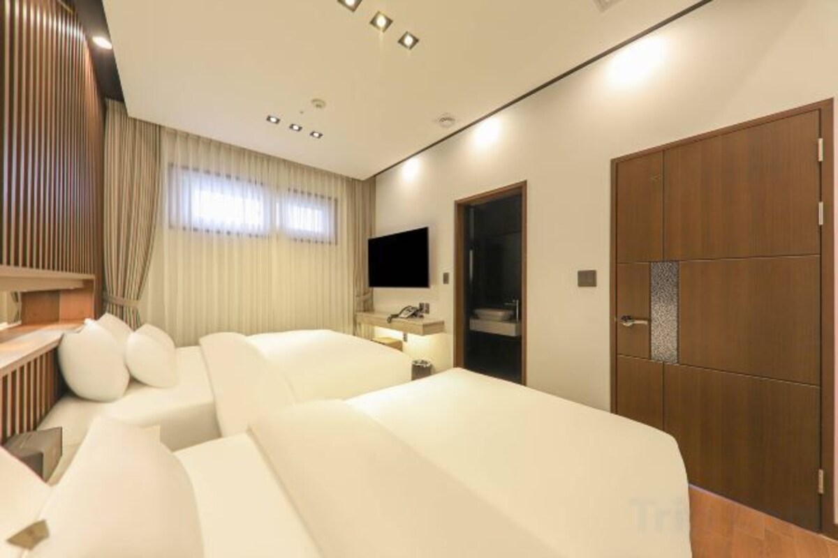 Premium bedding, down comforters, memory foam beds, desk