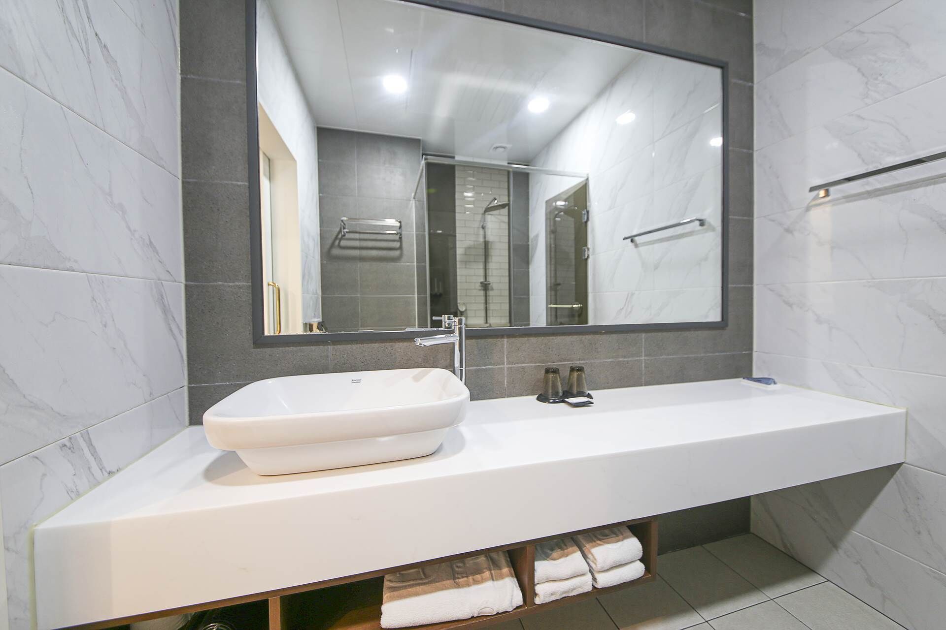 superior double room | bathroom | free toiletries, hair dryer, bathrobes, slippers