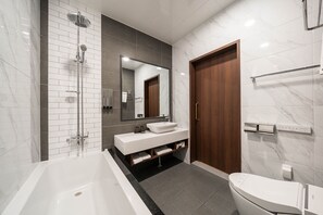 Habitación doble Deluxe | Baño | Amenidades de baño gratuitas, secadora de cabello, batas, pantuflas