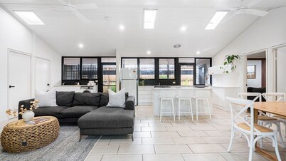 Bangalleys - beachside retreat with large pool