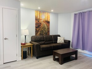 Romantisch appartement | Woonruimte | Een smart-tv, een open haard en vloerverwarming