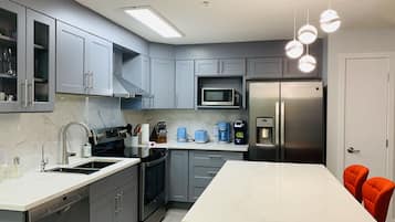 Romantic Apartment | Private kitchen | Oven, dishwasher, coffee/tea maker, electric kettle