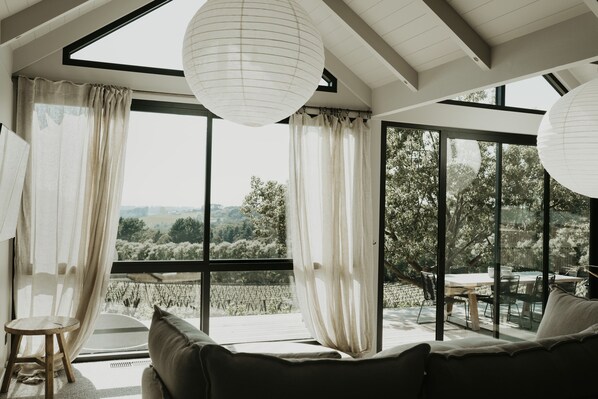Villa de lujo, 1 habitación, para no fumadores, vista a la montaña | Área de sala de estar | Smart TV de 55 pulgadas con canales digitales, televisión y Netflix