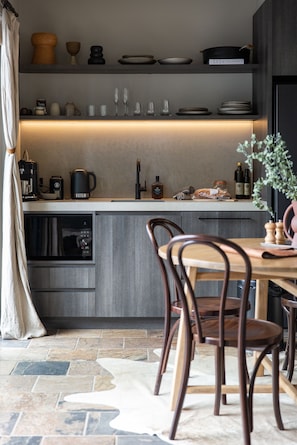 Villa de lujo, 1 habitación, piscina privada, vistas a la montaña | Cocina privada | Frigorífico, microondas, lavavajillas y máquina de café espresso