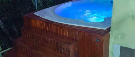 Bain à remous extérieur