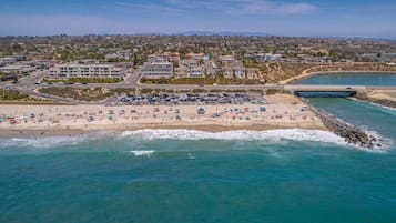 Beach nearby, sun loungers, beach towels