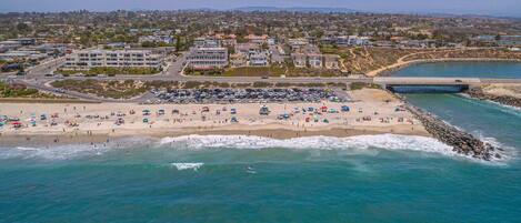 Beach nearby, sun-loungers, beach towels