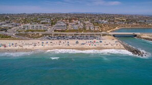 Beach nearby, sun loungers, beach towels