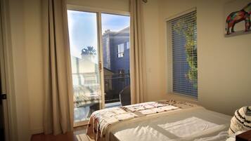 5 bedrooms, desk, iron/ironing board, travel crib